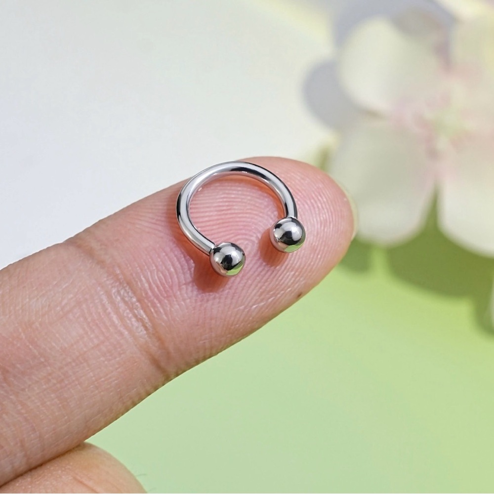 New silver horseshoe piercing